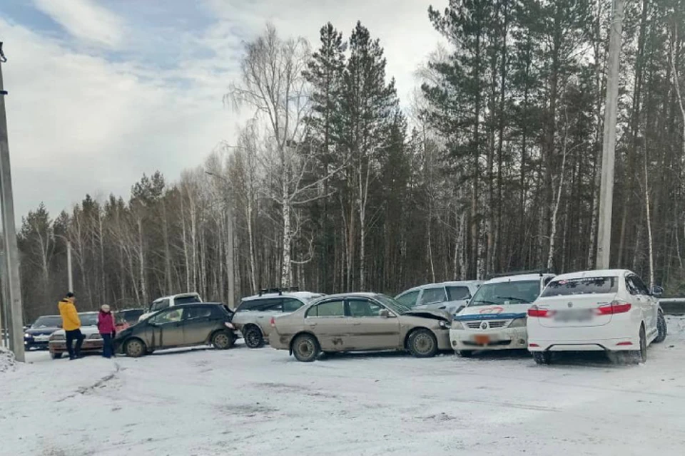 25 машин столкнулись в 10 авариях утром 13 марта в Иркутске. Фото: Госавтоинспекция Иркутска.