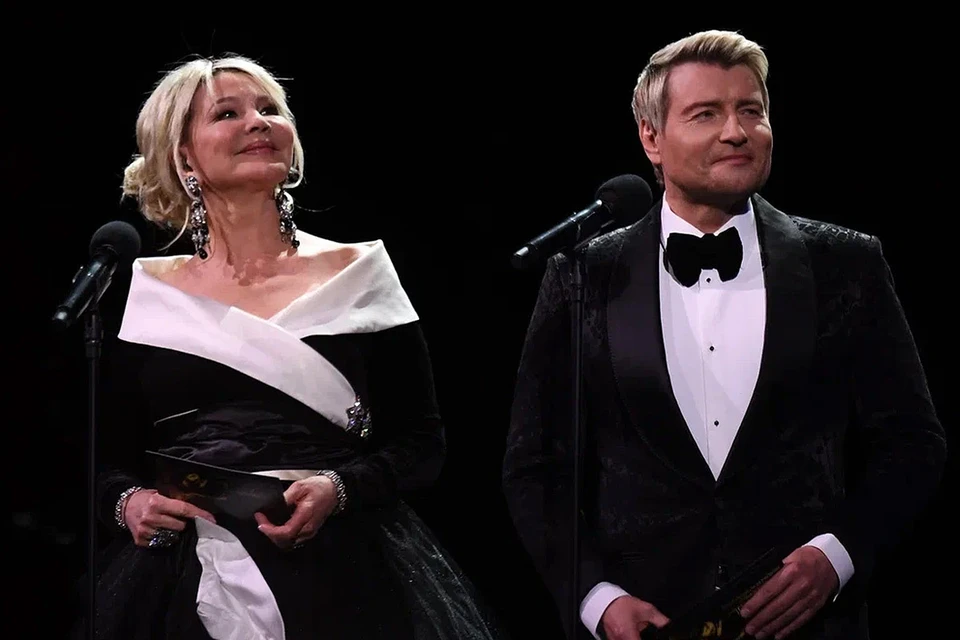 Татьяна Веденеева и Николай Басков на сцене премии "Виктория".