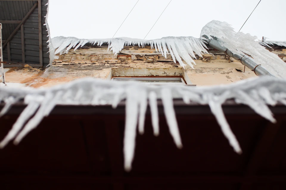 В Новосибирске на ребенка рухнул снег с крыши магазина, который получил 4 предостережения.