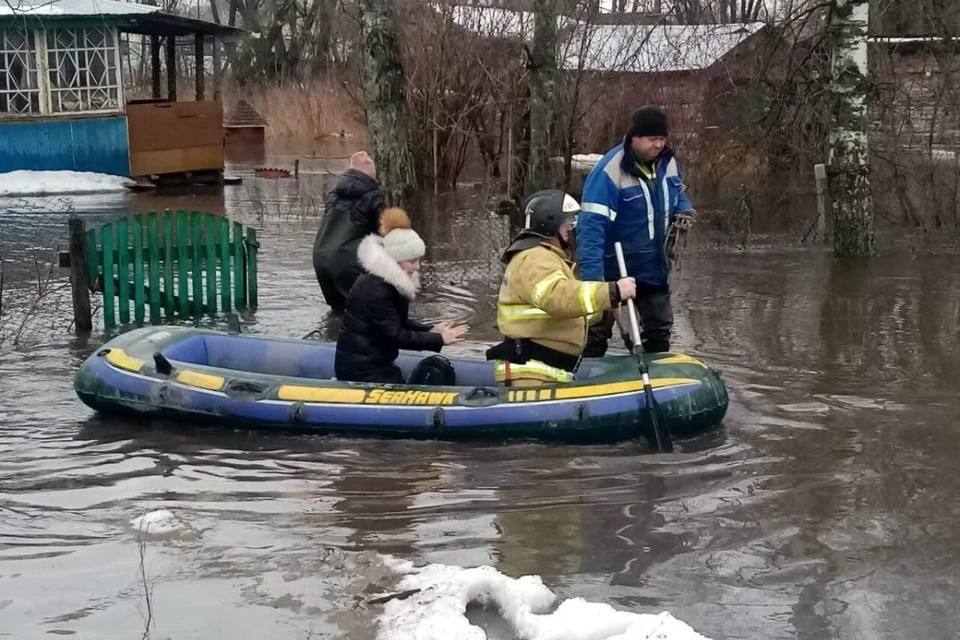 В Сараях женщину с детьми вывезли на лодке из затонувшего дома. Фото: МЧС