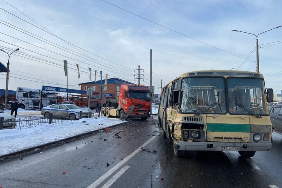 В Иркутске 14 марта столкнулись пассажирский автобус и грузовой автомобиль