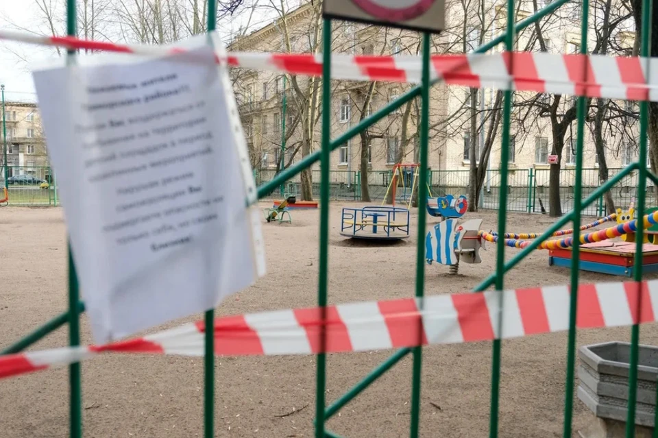 В Петербурге дали 6,5 лет мужчине за убийство приятеля на детской площадке.