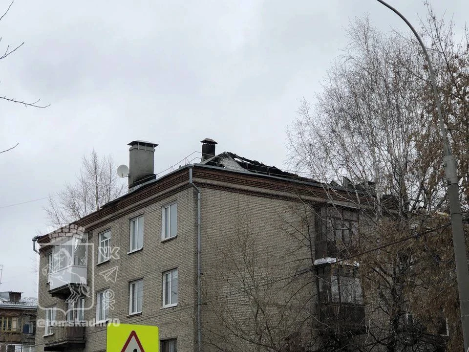 У дома в срочном порядке начали восстанавливать кровлю. Фото: администрации города Томска.