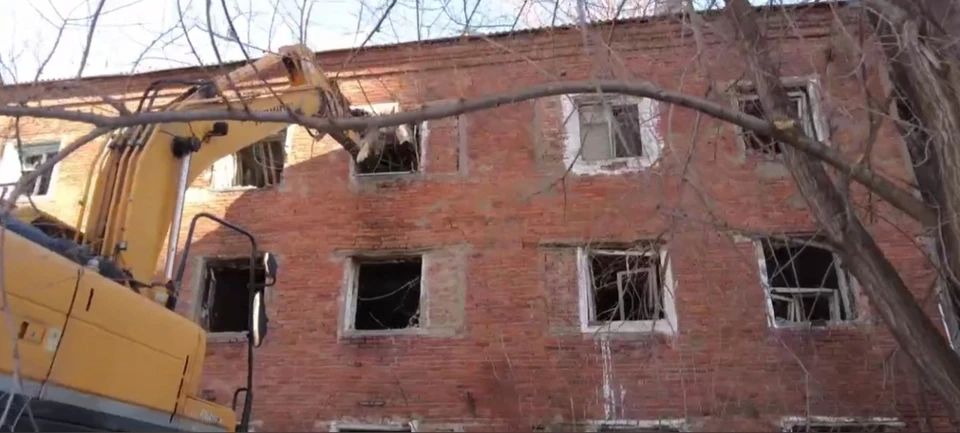В областной столице сносят заброшенное здание. фото: скриншот видео