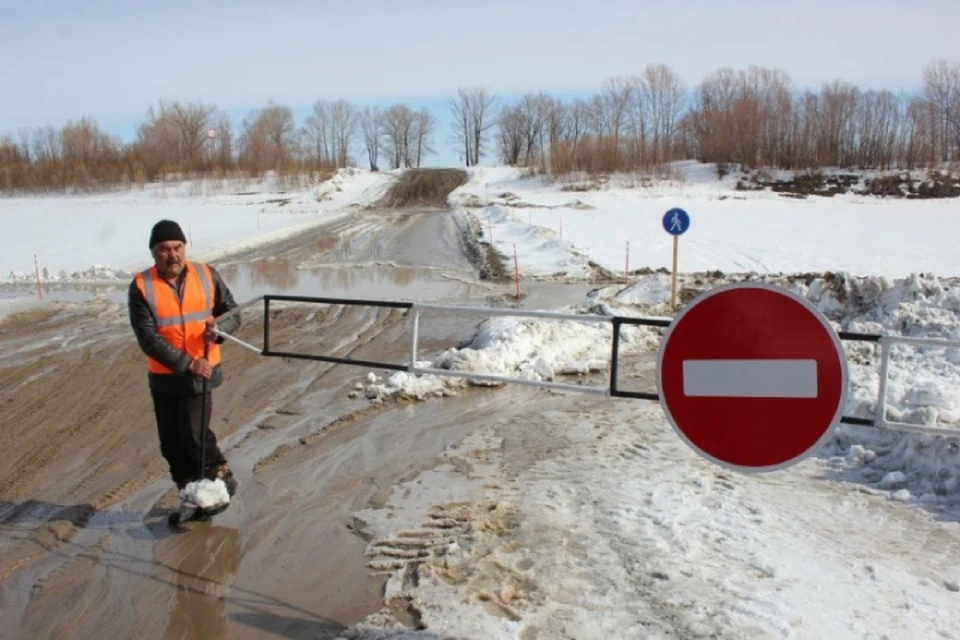 Сейчас на месте входа и въезда на переправу стоят ограничительные знаки. ФОТО: ГУ МЧС по Кировской области