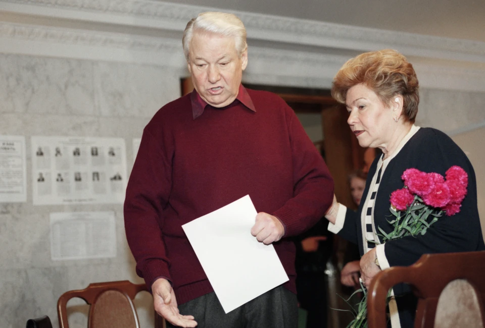 14 декабря 1997 г. Президент РФ Борис Ельцин и его супруга Наина Ельцина на избирательном участке. Фото: Сенцов Александр/Фотохроника ТАСС