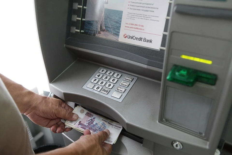 Женщина украла забытые деньги из банкомата в Хабаровске