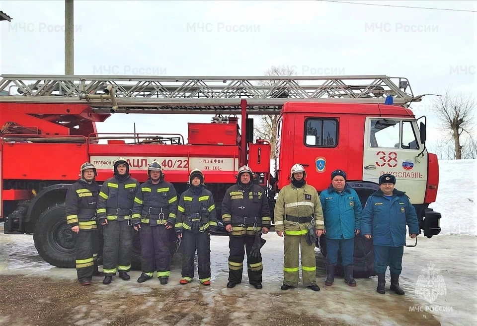 Спасатели вывели из горящего дома восемь человек Фото: ГУ МЧС России по Тверской области