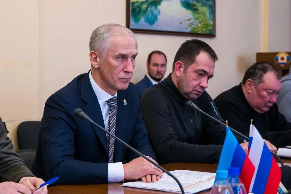 Астраханская делегация во главе с вице-губернатором в ЛНР