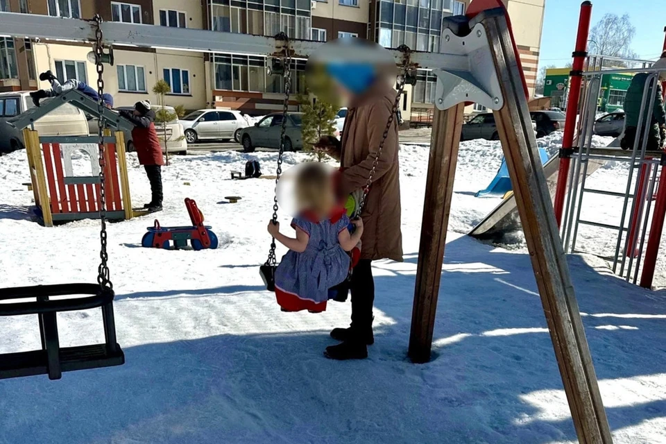 В Новосибирске мама вывела дочь на прогулку в платье в середине марта. Фото: АСТ-54.