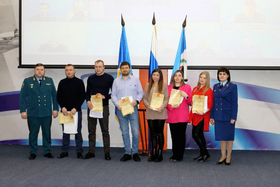 МЧС и прокуратура наградили семерых жителей Иркутска за спасение людей на пожаре.