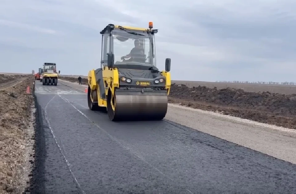Для ремонта дороги задействовали более 60 единиц техники. Фото: кадр из видео Хоценко/ТГ