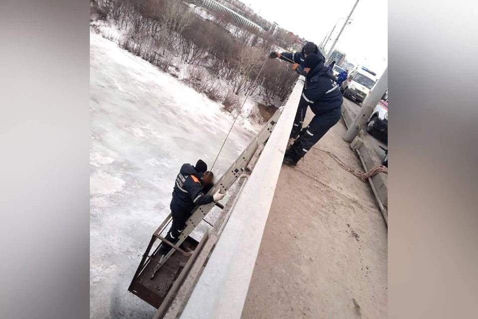 Отчаянного мужчину сняли с Канавинского моста в Нижнем Новгороде