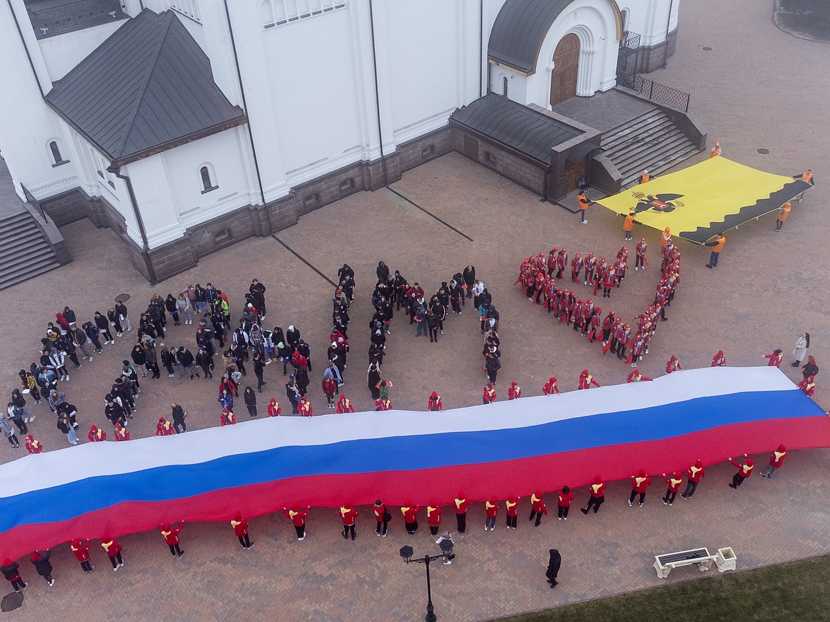 Растянули флаги и выстроились в форме сердца. Как в Геленджике отмечают  присоединение Крыма к России - KP.RU