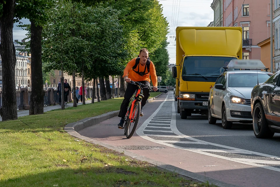 Петербургские велоэнтузиасты попытались донести свои мысли, как сделать город более велосипедным.