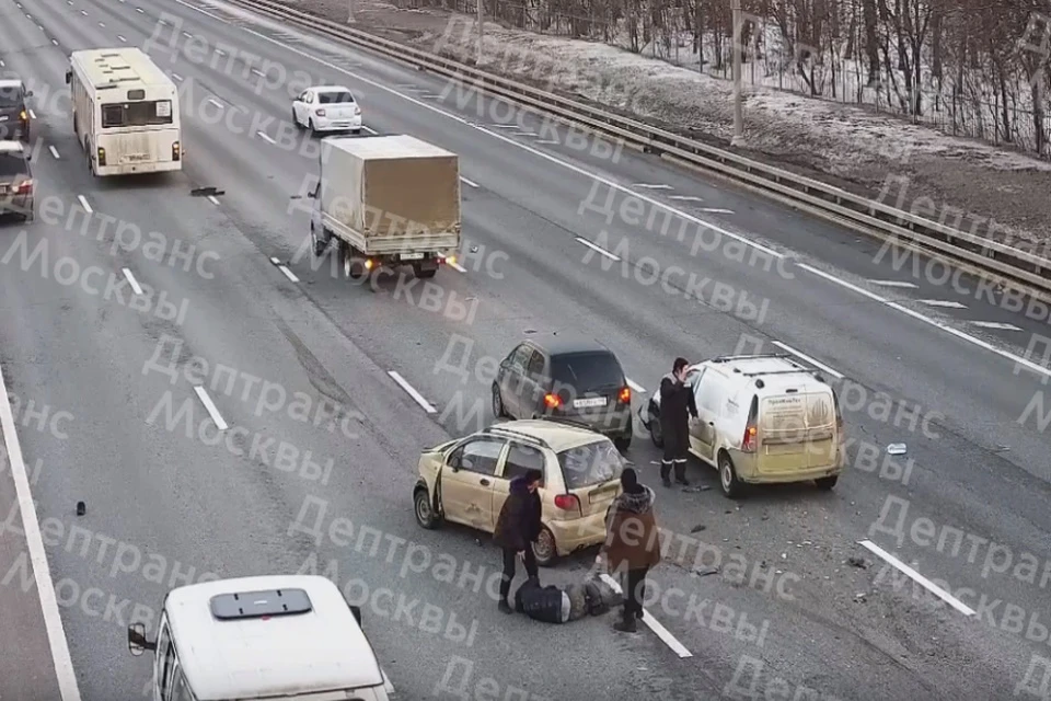 В Москве на внутренней стороне 12-го км МКАД произошла авария