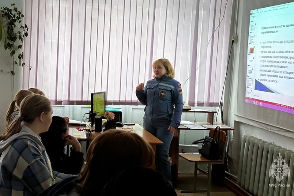 Урок безопасности провели сотрудники МЧС в сельской школе Хабаровского края