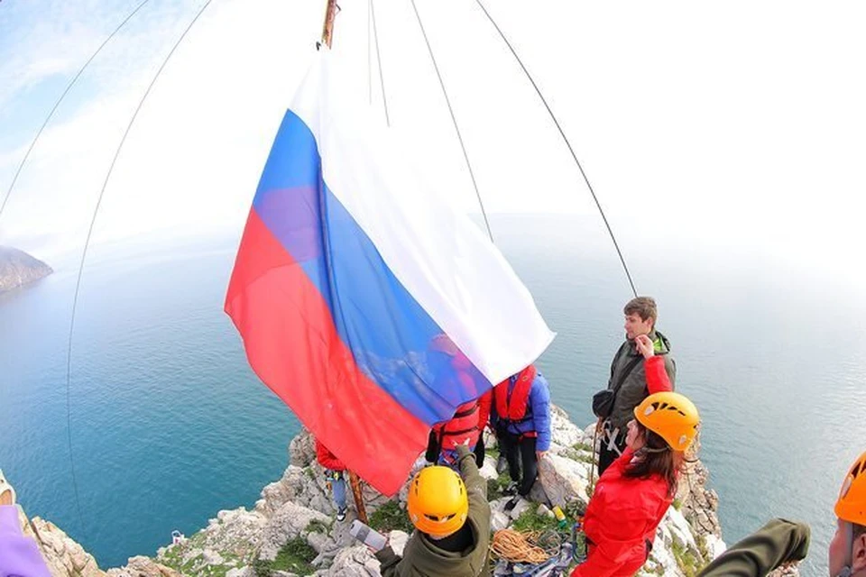 В «Артеке» 18 марта традиционно водрузили российский флаг на скалах Адаларах. Фото: artek.org