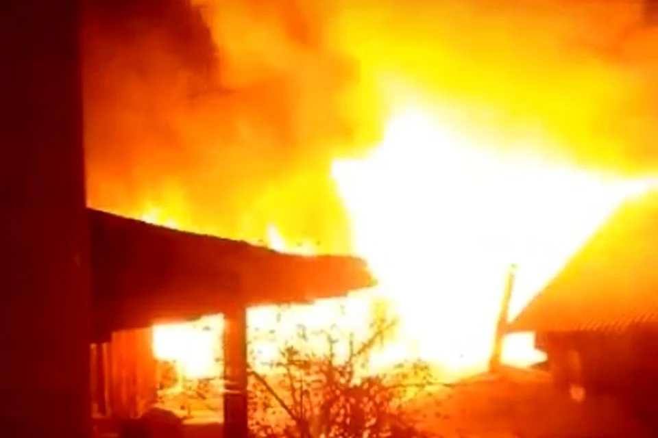 Пожар тушили больше 3 часов. Фото: «Инцидент Новосибирск».