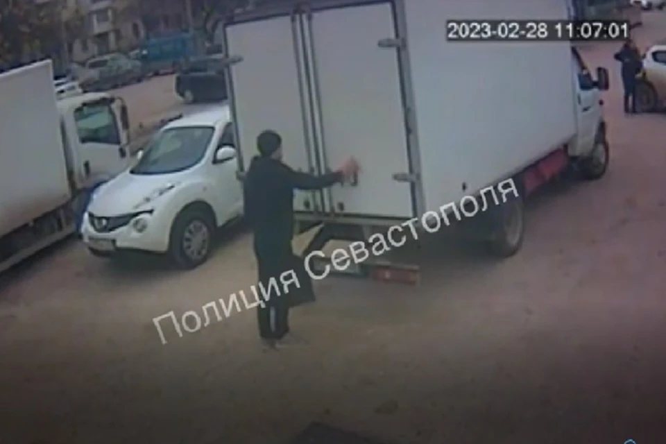 Мужчина воспользовался тем, что водитель забыл закрыть дверь фургона. Фото: скриншот из видео полиции Севастополя