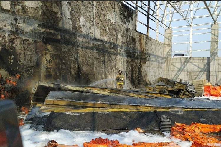 Во Владивостоке загорелся строящийся керлинг-центр, который собирались открыть летом 2023 года
