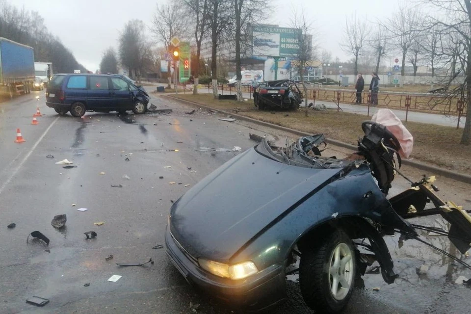 В Молодечно столкнулись три автомобиля, одну машину разорвало на части. Фото: телеграм-канал УВД Минского облисполкома