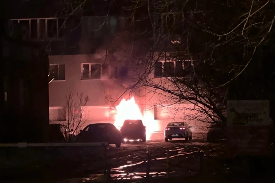 Изначально загорелась машина. Фото: читатель «КП-Екатеринбург»