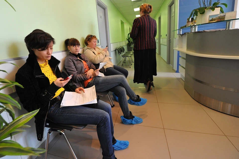 Тысячи пациентов в Новосибирске покупают бахилы и прочие предметы для осмотра за свой счет. Мы выяснили, законно ли это.