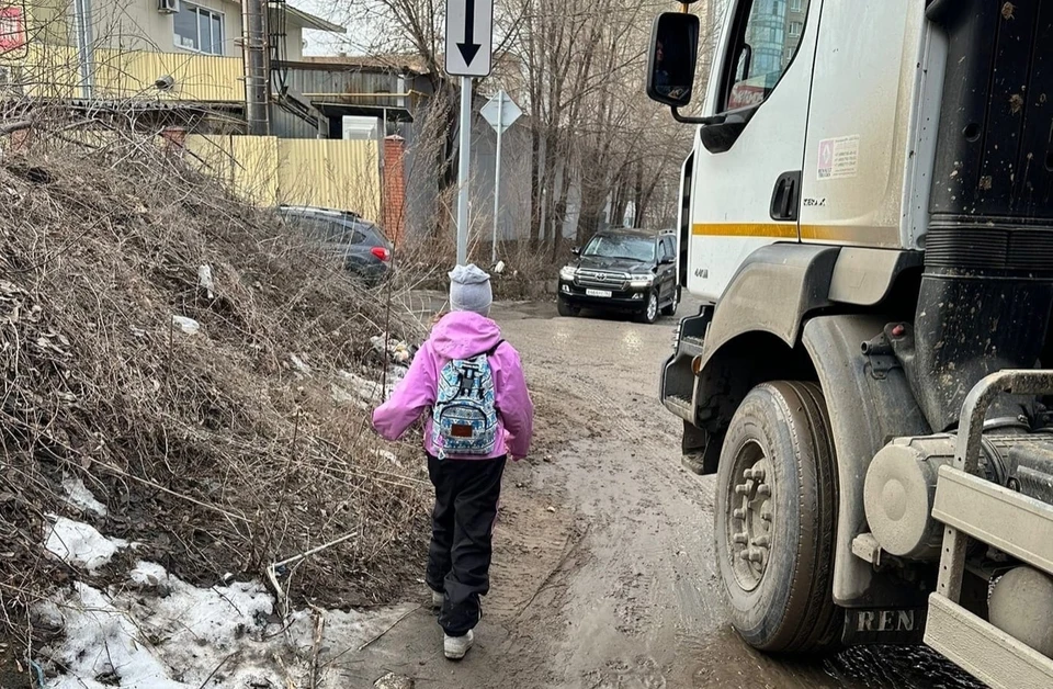Дети добираются до школы через стройплощадку. Фото: "Честная Самара/ Ольга Петровская"