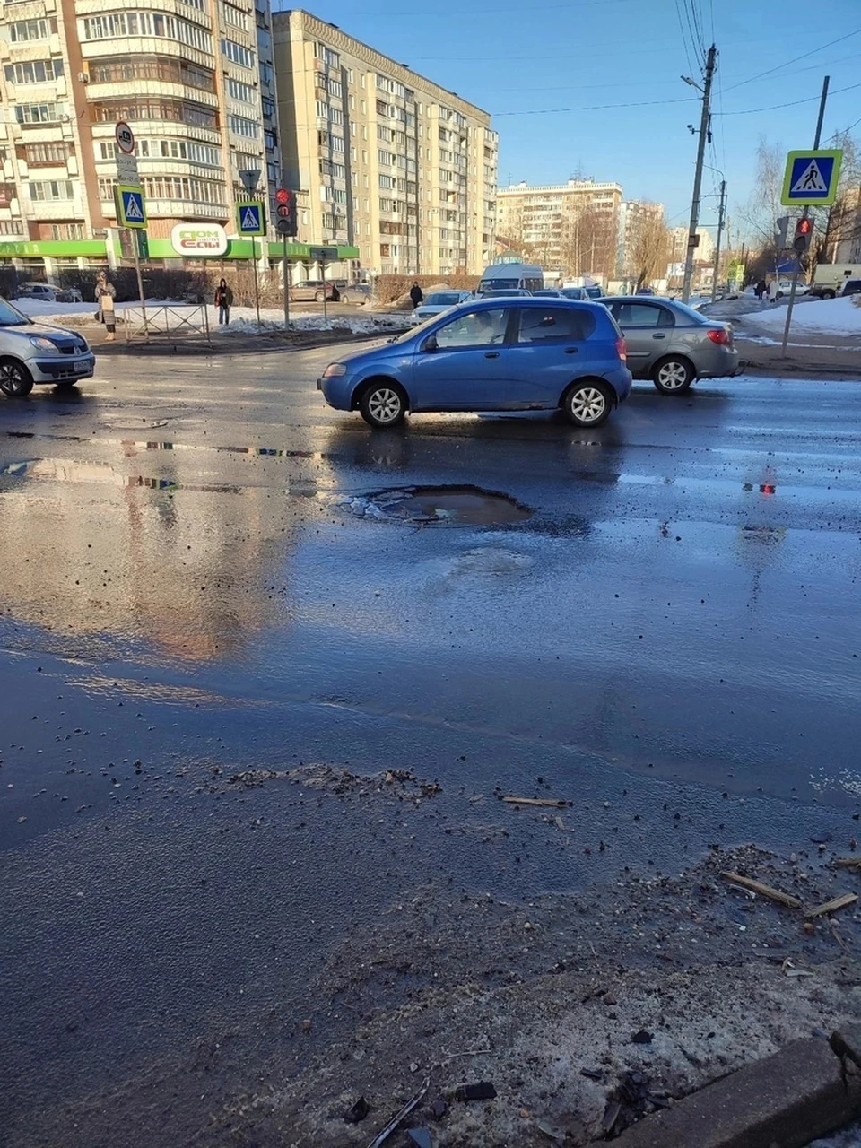 Костромичи жалуются на разбитую большегрузами улицу Ивана Сусанина - KP.RU