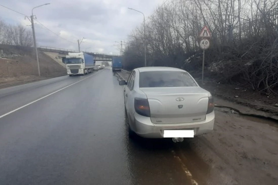 В ДТП с фурой на трассе М5 в Рязани пострадал 25-летний водитель легковушки. Фото: УМВД РФ по Рязанской области.