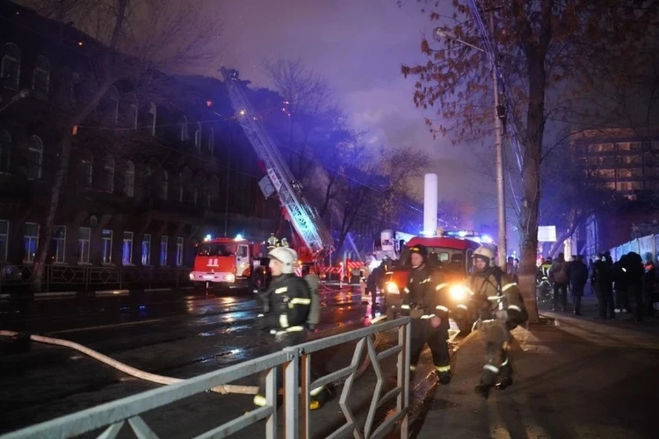 Из-за пожара, который тушили более 10 часов, серьезно пострадали квартиры на третьем этаже и кровля