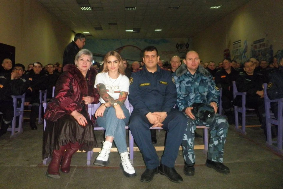 34-летняя исполнительница Вероника Нестерова спела для заключенных ИК №2. Фото: https://t.me/lady_bro_official