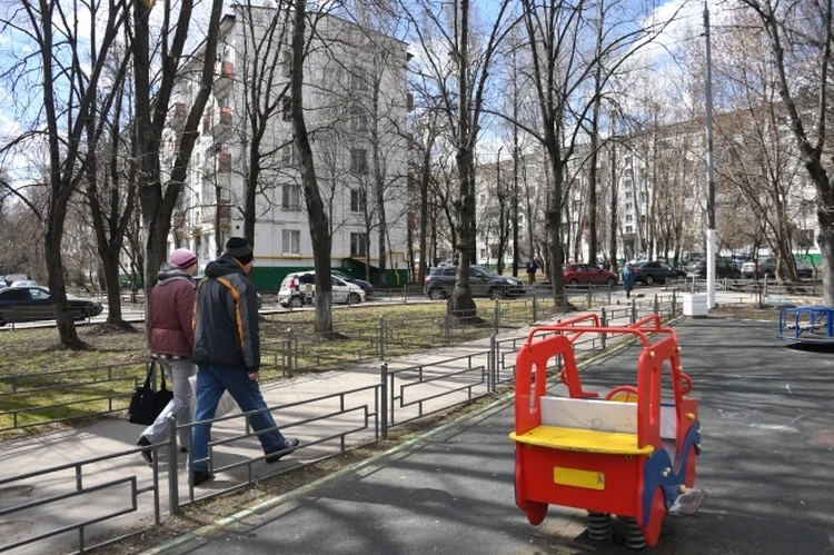 В Ростове неизвестный подросток выстрелил в пятиклассника на детской площадке