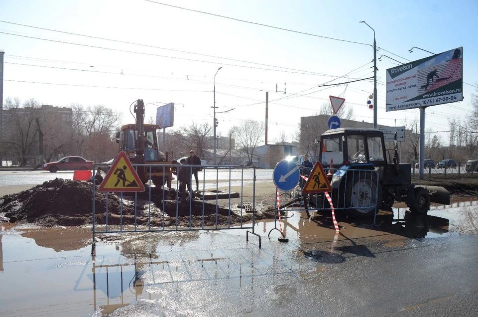 Специалисты откачали воду из ямы и засыпали ее песчано-гравийной смесью. Фото: администрация Оренбурга