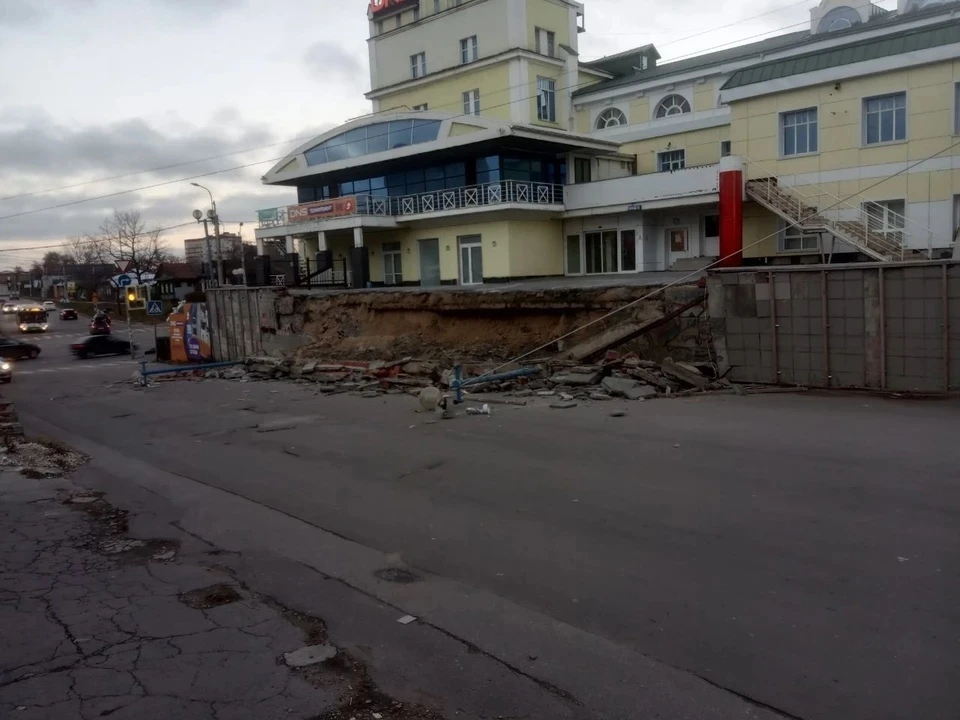 Стена на Заводском проезде после обрушения в октябре 2021 года.