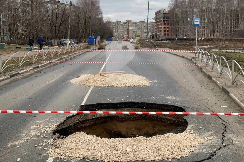 Большой провал образовался на улице Березовой в Рязани. Фото: vk.com/rzn_life_vk