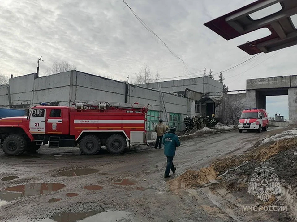 Административное здание загорелось на улице Коминтерна в Нижнем Новгороде.
