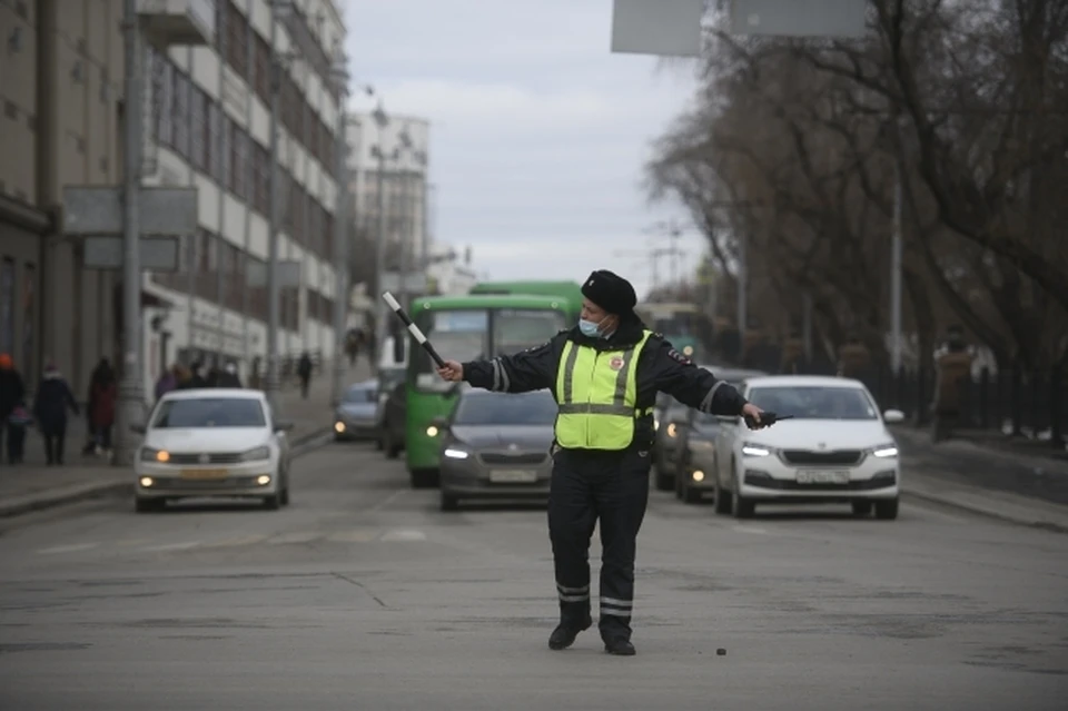 Пока на месте работают огнеборцы, автомобилистов отправляют в объезд.