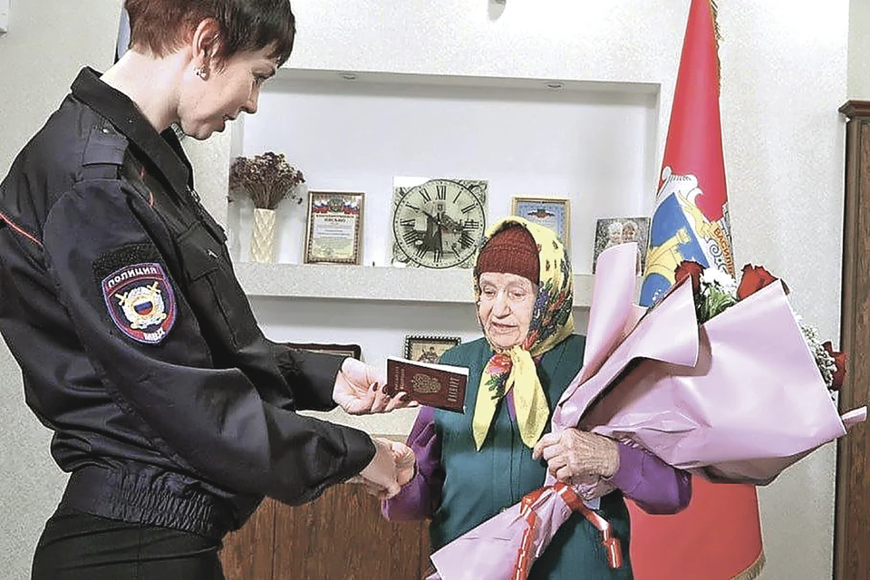 90-летняя Анна Ивановна Рора стала 100-тысячной жительницей, получившей паспорт гражданина РФ в Запорожской области.