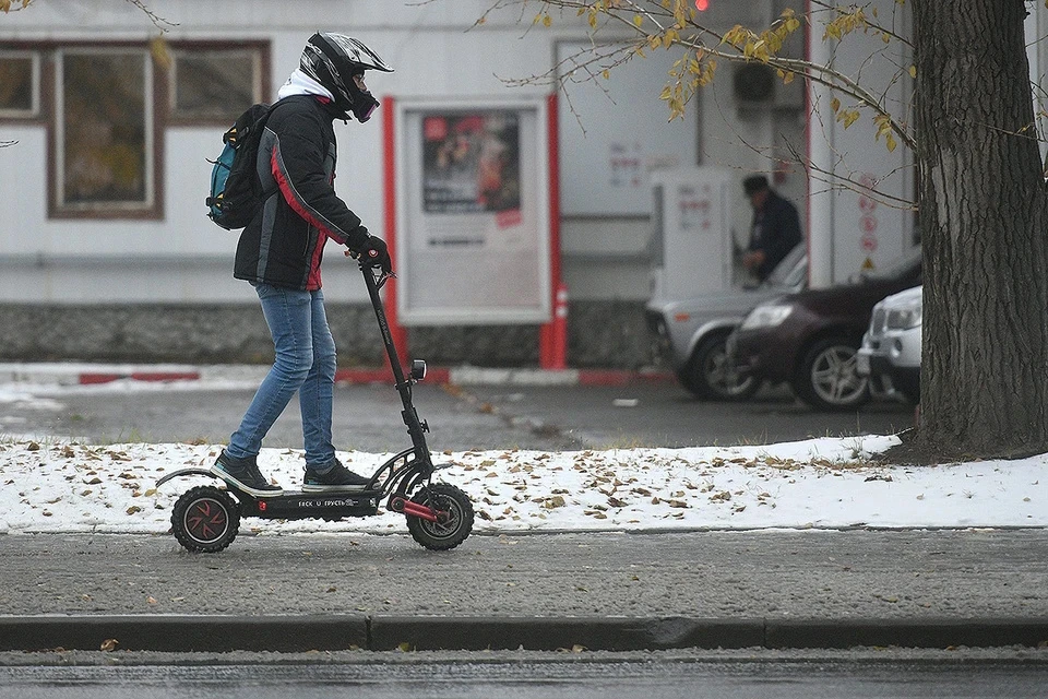 В Москве самокатчик сбил пешехода