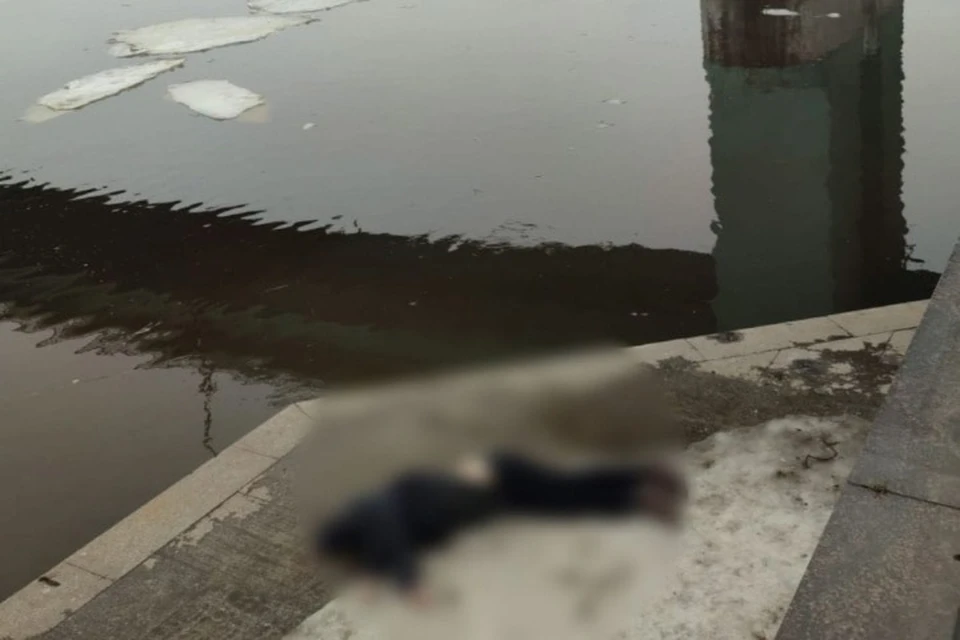 Упавший мужчина с моста. Мост в Ярославле упал. Упал с мостика.