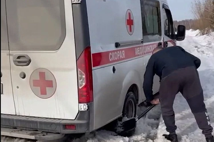 «У нас пациент на кислороде»: в Новосибирске скорая с тяжелым пациентом застряла в снегу