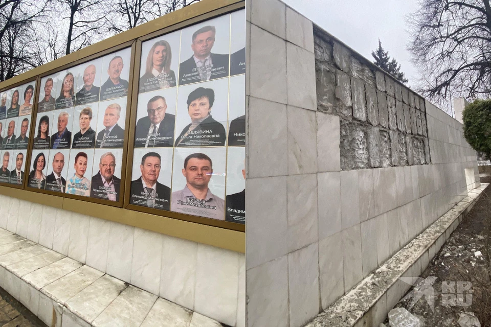 Разрушается Доска Почета Рязанской области на площади Победы