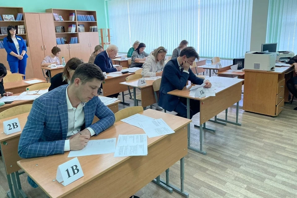 Родители ознакомились с процедурой проведения единого госэкзамена. Фото: министерство образования Оренбургской области