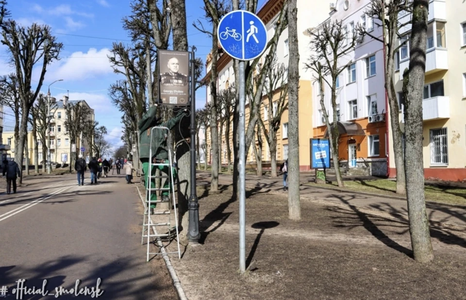 Новые таблички с портретами знаменитых смолян установили на улице Октябрьской Революции. Фото: пресс-служба администрации города.