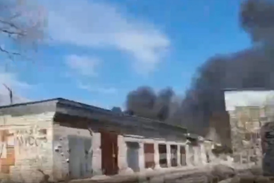 14 пожарных спасли гаражи от огня в Комсомольске-на-Амуре Фото: скриншот из видео
