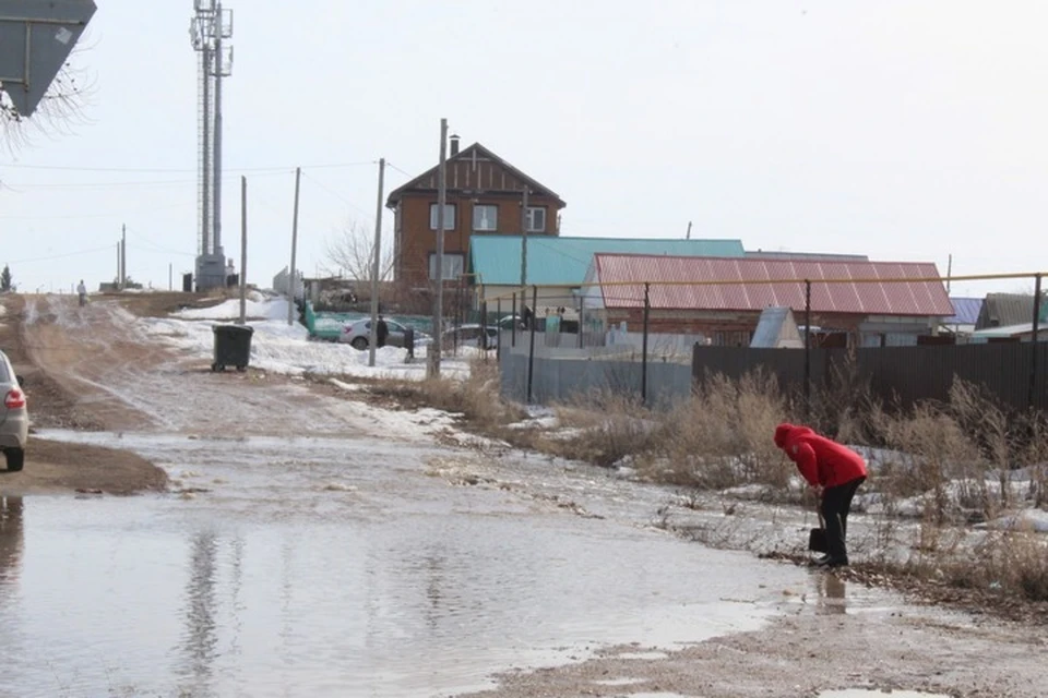 Местные жители своими силами пытаются остановить водную стихию. Фото: соцсети