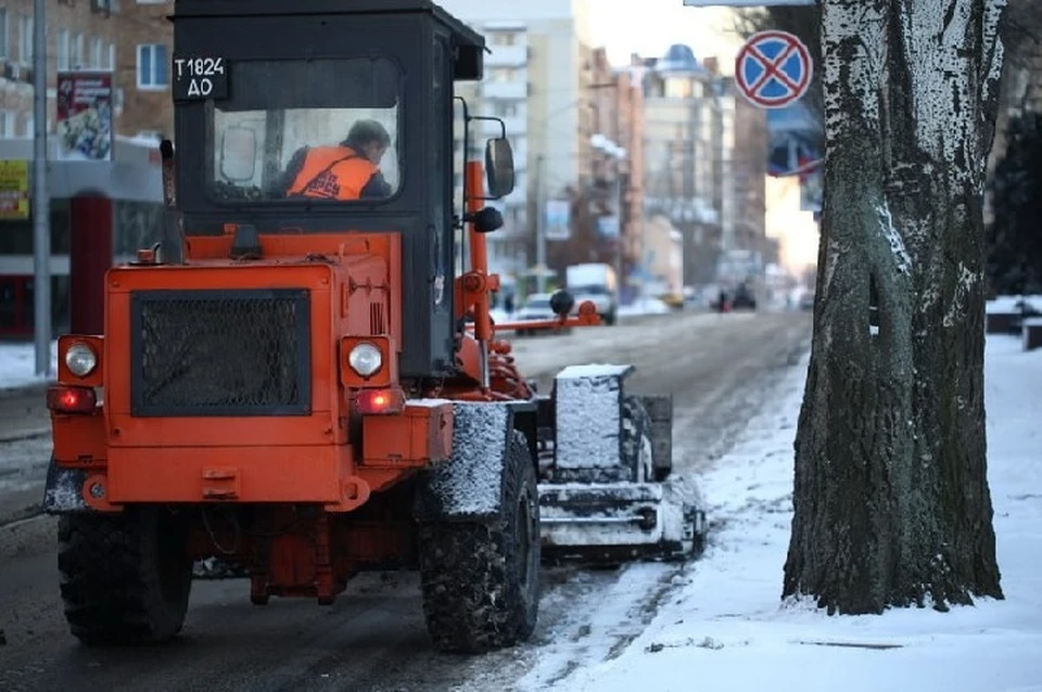На дороги в Донецке вышла коммунальная техника для расчистки снега. Фото: Кулемзин/ТГ