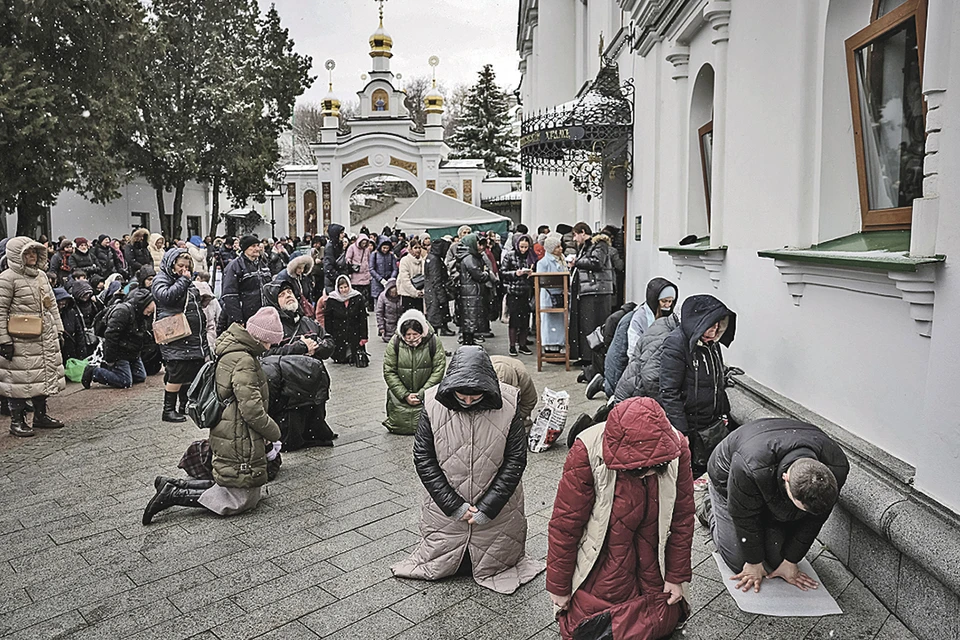 Сотни верующих собрались в стенах Киево-Печерской лавры по звону набата. В храмах всем места не хватило, и люди оставались молиться прямо на брусчатке на улице.